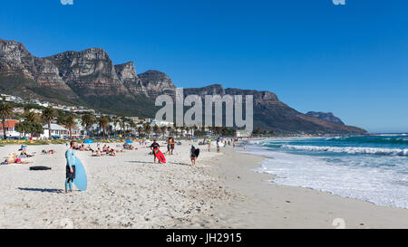 Skimboarders en attente d'une vague sur une journée ensoleillée à la plage de Camps Bay, Cape Town, Western Cape, Afrique du Sud, l'Afrique Banque D'Images