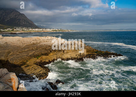 L'ensemble marin mer agitée et les roches à l'établissement soleil à Sievers Point, Hermanus, Afrique du Sud, l'Afrique Banque D'Images