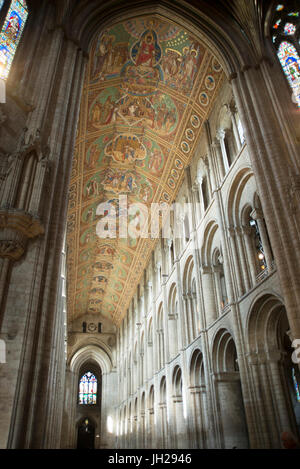 Intérieur de la cathédrale d'Ely, regard vers sa nef et plafond peint, Ely, Cambridgeshire, Angleterre, Royaume-Uni, Europe Banque D'Images