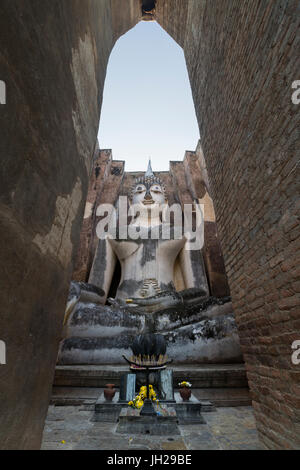 Statue du Bouddha géant, Wat Si Chum, parc historique de Sukhothaï, Sukhothai, Thaïlande Banque D'Images