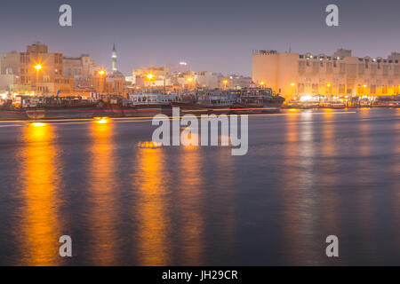 Bateaux sur la Crique de Dubaï, au crépuscule, Bur Dubai, Dubaï, Émirats arabes unis, Moyen Orient Banque D'Images