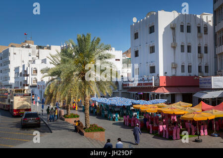 Voir la soirée de restaurants sur la Corniche de Muttrah, Muscat, Oman, Middle East Banque D'Images