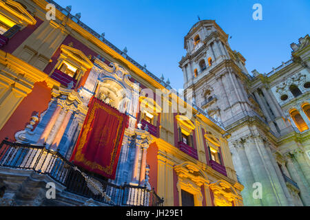 Vue sur Cathédrale sur la Plaza del Obispo, au crépuscule, Malaga, Costa del Sol, Andalousie, Espagne, Europe Banque D'Images