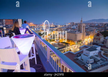 Portrait de Malaga Marina et la vieille ville au crépuscule, Malaga, Costa del Sol, Andalousie, Espagne, Europe Banque D'Images