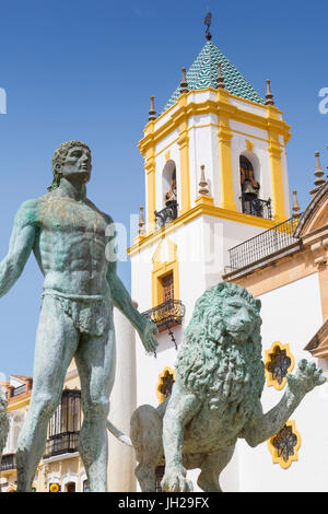 Fontaine et église Iglesia del Socorro, Plaza del Socorro, Ronda, Andalousie, Espagne, Europe Banque D'Images