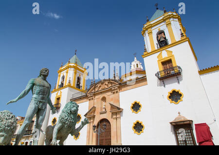 Fontaine et église Iglesia del Socorro, Plaza del Socorro, Ronda, Andalousie, Espagne, Europe Banque D'Images