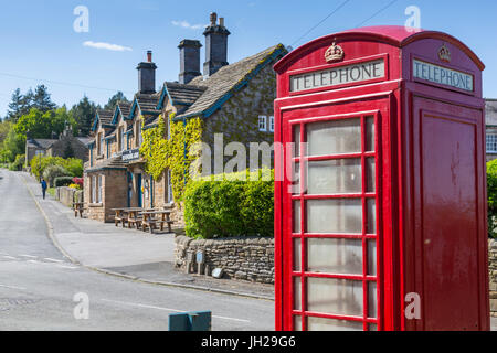 Boîte de téléphone rouge à Beeley Village de printemps, Derbyshire Dales, Derbyshire, Angleterre, Royaume-Uni, Europe Banque D'Images