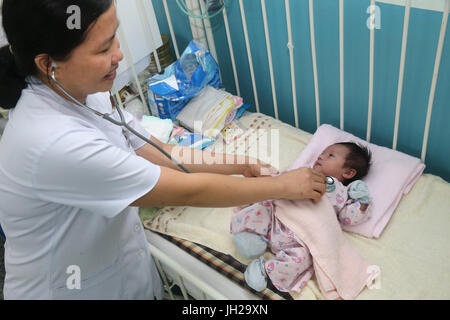 L'Institut de Cardiologie offre des soins de haute qualité aux patients vietnamiens souffrant de maladies du cœur. Médecin à l'écoute de son coeur les jeunes. Ho Chi Minh Banque D'Images