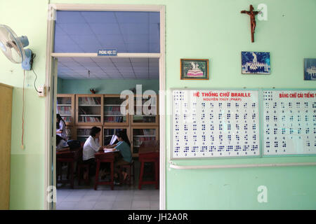 Le Vietnam. Centre pour enfants aveugles. Alphabet braille vietnamien. Banque D'Images