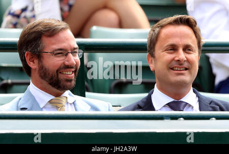 Xavier Bettel, Premier Ministre du Luxembourg avec Guillaume, Grand-duc de Luxembourg, le jour 9 du tournoi de Wimbledon à l'All England Lawn Tennis et croquet Club, Wimbledon. Banque D'Images