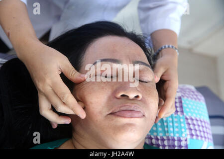 Clinique de médecine traditionnelle vietnamienne. Massage du visage. Cu Chi. Le Vietnam. Banque D'Images