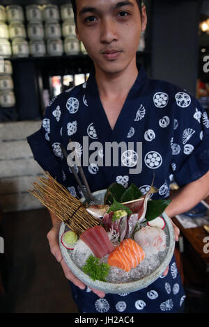 Restaurant. La nourriture japonaise. Sushi et Sashimi assortiment. Ho Chi Minh Ville. Le Vietnam. Banque D'Images