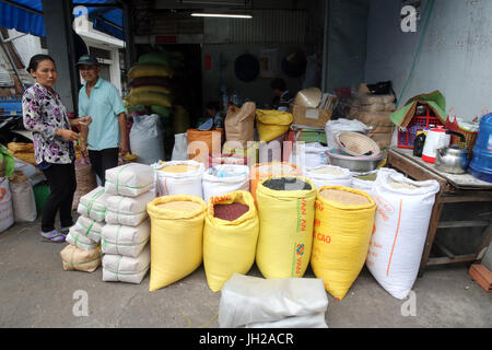 En différentes qualités de riz en vente dans des sacs à un marché en plein air. Le Vietnam. Banque D'Images