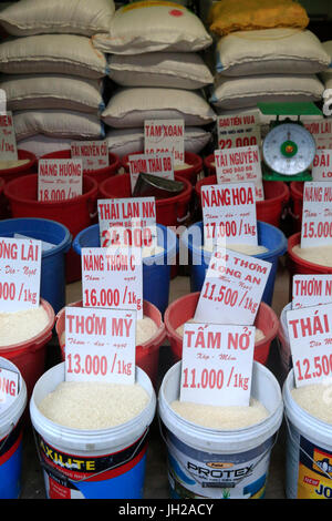 En différentes qualités de riz en vente dans des sacs à un marché en plein air. Le Vietnam. Banque D'Images