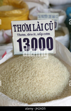 En différentes qualités de riz en vente dans des sacs à un marché en plein air. Le Vietnam. Banque D'Images