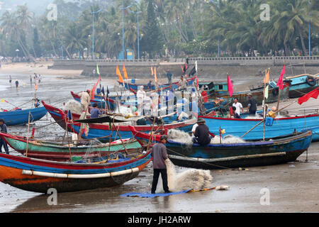 Les pêcheurs préparer un filet sur la plage. Notre annuaire d'entreprises. Le Vietnam. Banque D'Images