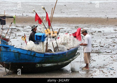 Les pêcheurs préparer un filet sur la plage. Notre annuaire d'entreprises. Le Vietnam. Banque D'Images