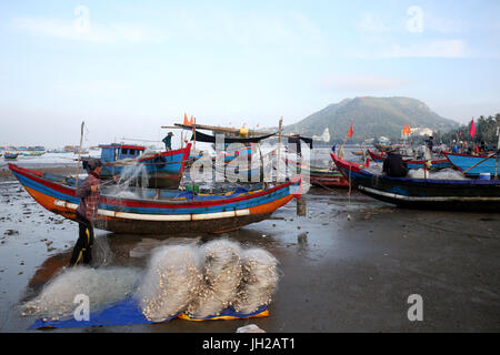 Les pêcheurs préparer un filet sur la plage. Notre annuaire d'entreprises. Le Vietnam. Banque D'Images