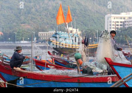 Les pêcheurs préparer un filet sur la plage. Notre annuaire d'entreprises. Le Vietnam. Banque D'Images