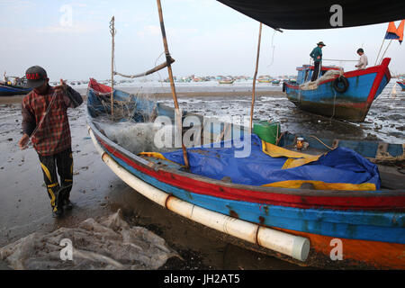 Les pêcheurs préparer un filet sur la plage. Notre annuaire d'entreprises. Le Vietnam. Banque D'Images