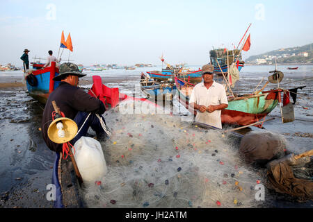 Les pêcheurs préparer un filet sur la plage. Notre annuaire d'entreprises. Le Vietnam. Banque D'Images