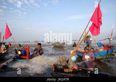 Les pêcheurs préparer un filet sur la plage. Notre annuaire d'entreprises. Le Vietnam. Banque D'Images