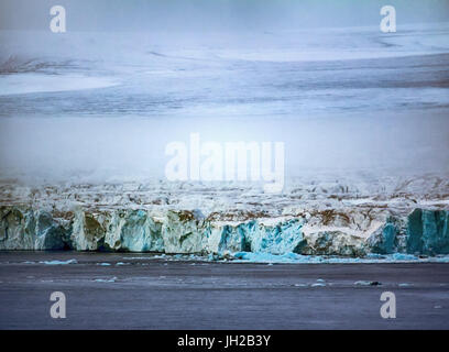 Terra mortelle (totalement dépourvu de vie). 40-mètres de mur manteau glacier (dôme) sur l'île Northbrook est tombé dans la mer. Franz-Joseph Land Banque D'Images