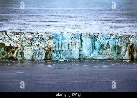 Terra mortelle (totalement dépourvu de vie). 40-mètres de mur manteau glacier (dôme) sur l'île Northbrook est tombé dans la mer. Franz-Joseph Land Banque D'Images