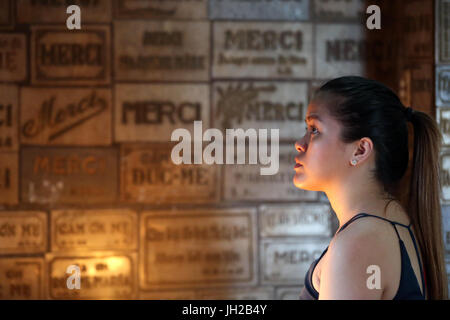 Ho Chi Minh ville. Basilique-cathédrale Notre-Dame de Saigon. Ex-voto. Jeune femme vietnamienne de prier. Ho Chi Minh Ville. Le Vietnam. Banque D'Images