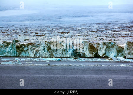 Terra mortelle (totalement dépourvu de vie). 40-mètres de mur manteau glacier (dôme) sur l'île Northbrook est tombé dans la mer. Franz-Joseph Land Banque D'Images