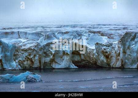 Terra mortelle (totalement dépourvu de vie). 40-mètres de mur manteau glacier (dôme) sur l'île Northbrook est tombé dans la mer. Franz-Joseph Land Banque D'Images