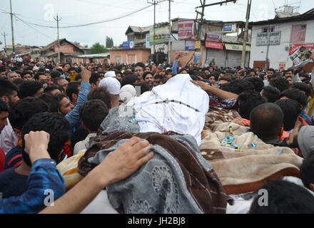 Srinagar, au Cachemire. 12 juillet, 2017. Les gens portent le corps de rebelles tué Mohammed Aquib Gul qui a été tué dans une rencontre avec forces en Budgam district de cachemire. Gul avait rejoint le Millitant rangs après l'Aïd. Pendant ce temps, un couvre-feu a été mis en œuvre dans de nombreuses régions de Srinagar. Credit : Muzamil Mattoo/Pacific Press/Alamy Live News Banque D'Images