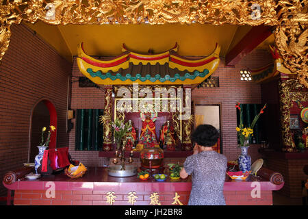 Le temple taoïste Chua Lang. Femme ptraying. Ho Chi Minh Ville. Le Vietnam. Banque D'Images