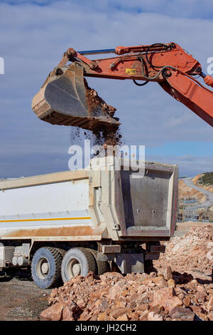 Chargement de bulldozer dans le camion de sable Banque D'Images