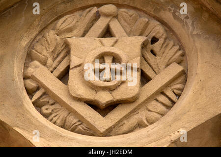 Square et des boussoles sur la façade de la Masonic Temple dans la ville de Durham, en Angleterre. Le symbole est associé à la franc-maçonnerie. Banque D'Images