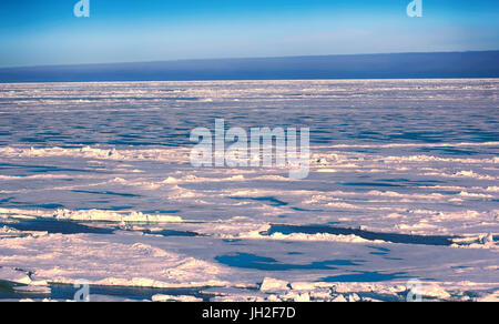 La glace de mer du Nord hiver fond lumineux. fissure dans la glace Banque D'Images