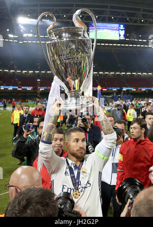 Du Real Madrid Sergio Ramos célèbre avec le trophée Banque D'Images