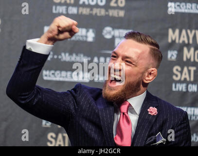 Los Angeles, USA. 11 juillet, 2017. UFC fighter Conor McGregor réagit au cours d'une conférence de presse au Staples Center de Los Angeles, aux États-Unis le 11 juillet 2017. Conor McGregor se battra avec le boxeur Floyd Mayweather Jr. dans un match de boxe à Las Vegas le 26 août. Credit : Zhao Hanrong/Xinhua/Alamy Live News Banque D'Images