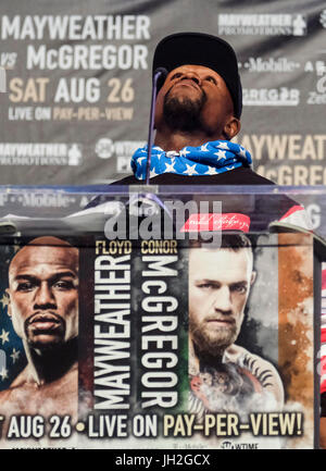 Los Angeles, USA. 11 juillet, 2017. Le boxeur Floyd Mayweather Jr. ressemble au cours d'une conférence de presse au Staples Center de Los Angeles, aux États-Unis le 11 juillet 2017. Floyd Mayweather Jr. et Conor McGregor se battront dans un match de boxe à Las Vegas le 26 août. Credit : Zhao Hanrong/Xinhua/Alamy Live News Banque D'Images