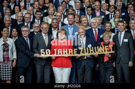 Berlin, Allemagne. 12 juillet, 2017. Les invités posent ensemble pour une photo de groupe lors de la célébration du 50e anniversaire de la fondation de l'aide sportive allemande à Berlin, Allemagne, 12 juillet 2017. (Première rangée, L-R) : l'ancienne patineuse artistique Katarina Witt, Ministre allemand de l'intérieur Thomas de Maizière (CDU), l'Aide Sportive président du conseil de surveillance Werner Klatten, la chancelière allemande Angela Merkel (CDU), die-ski legend Christian Neureuther, Rosi Mittermaier et gestionnaire de l'Aide Sportive Michael Illgner. Photo : Michael Kappeler/dpa/Alamy Live News Banque D'Images