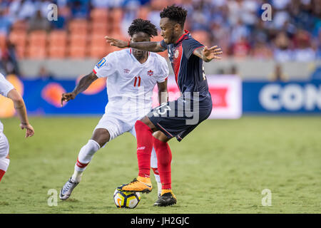 Houston, Texas, USA. 11 juillet, 2017. Costa Rica terrain Rodney Wallace (13) et le milieu de terrain Tosaint Ricketts Canada (11) Bataille pour la balle durant la 2e moitié de la Gold Cup match de football entre le Canada et le Costa Rica au Stade BBVA Compass à Houston, TX le 11 juillet 2017. Le jeu s'est terminée par un nul 1-1. Credit : Trask Smith/ZUMA/Alamy Fil Live News Banque D'Images