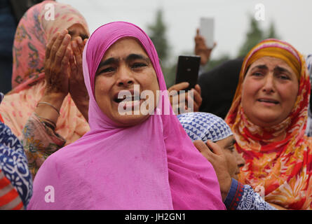 Srinagar, au Cachemire sous contrôle indien. 12 juillet, 2017. Les femmes cachemiries wail sur l'assassinat d'un militant appartenant à Hizbul Mujahideen (HM) au cours de sa procession funéraire à Srinagar, capitale d'été du Cachemire sous contrôle indien, le 12 juillet 2017. Trois militants appartenant à Hizbul Mujahideen (HM) tenue de militants ont été tués mercredi dans une fusillade féroce avec des troupes dans le Cachemire sous contrôle indien rétive, ont dit. Credit : Javed Dar/Xinhua/Alamy Live News Banque D'Images