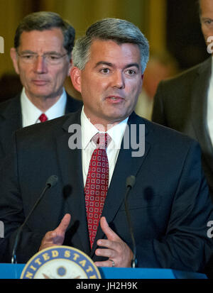 États-unis le sénateur Cory Gardner (républicain de Californie) s'adresse aux journalistes après le parti républicain aux États-Unis déjeuner du Capitole à Washington, DC le Mardi, Juillet 11, 2017. Credit : Ron Sachs/CNP /MediaPunch Banque D'Images