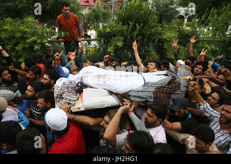 Srinagar, au Cachemire sous contrôle indien. 12 juillet, 2017. Cachemiris transporter le corps d'un militant appartenant à Hizbul Mujahideen (HM) au cours de sa procession funéraire à Srinagar, capitale d'été du Cachemire sous contrôle indien, le 12 juillet 2017. Trois militants appartenant à Hizbul Mujahideen (HM) tenue de militants ont été tués mercredi dans une fusillade féroce avec des troupes dans le Cachemire sous contrôle indien rétive, ont dit. Credit : Javed Dar/Xinhua/Alamy Live News Banque D'Images