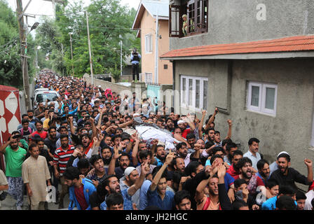 Srinagar, au Cachemire sous contrôle indien. 12 juillet, 2017. Cachemiris crier des slogans comme ils portent le corps d'un militant appartenant à Hizbul Mujahideen (HM) au cours de sa procession funéraire à Srinagar, capitale d'été du Cachemire sous contrôle indien, le 12 juillet 2017. Trois militants appartenant à Hizbul Mujahideen (HM) tenue de militants ont été tués mercredi dans une fusillade féroce avec des troupes dans le Cachemire sous contrôle indien rétive, ont dit. Credit : Javed Dar/Xinhua/Alamy Live News Banque D'Images