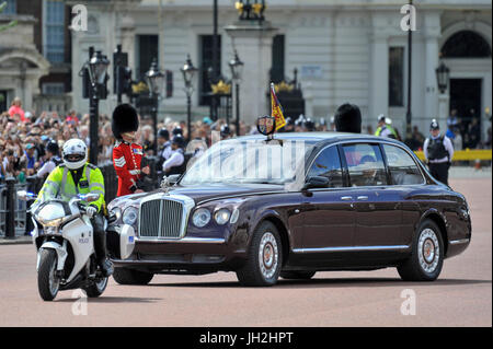 Londres, Royaume-Uni. 12 juillet 2017. La Reine et le duc d'Édimbourg descendre dans la Horse Guards Parade Mall pour accueillir officiellement le roi Felipe VI et La Reine Letizia d'Espagne qui introduisent leur visite d'État du Royaume-Uni. Crédit : Stephen Chung / Alamy Live News Banque D'Images