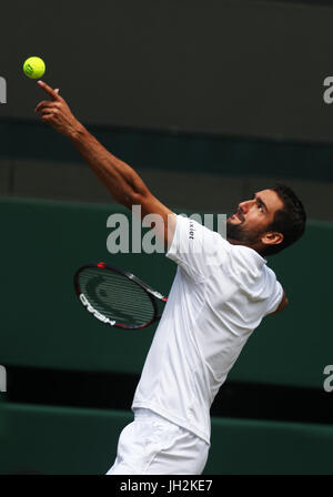 Londres, Royaume-Uni. 12 juillet, 2017. Marin Cilic de Croatie au cours de la concurrence masculine quart de finale match avec Gilles Muller de Luxembourg au Wimbledon Championships 2017 à Wimbledon, Londres, Angleterre le 12 juillet 2017 Crédit : Jin Yu/Xinhua/Alamy Live News Banque D'Images