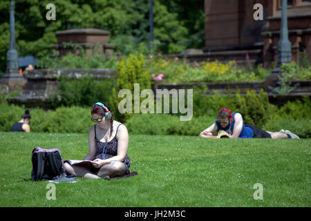 Kelvingrove Art Gallery and Museum jeunes livre de lecture et de soleil Banque D'Images