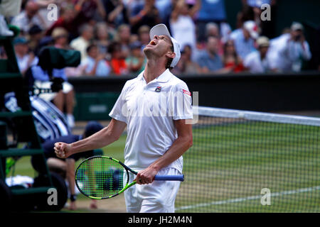 Londres, Royaume-Uni. 12 juillet, 2017. Wimbledon Tennis : Londres, 12 juillet, 2017 - Américain Sam Querrey célèbre après sa victoire sur l'ensemble cinq Andy Murray au cours de leur quart de finale à Wimbledon mercredi. Crédit : Adam Stoltman/Alamy Live News Banque D'Images