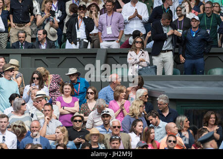 Wimbledon, Londres, Royaume-Uni. 12 juillet, 2017. Le Wimbledon Tennis Championships 2017 tenue à l'All England Lawn Tennis et croquet Club, Londres, Angleterre, Royaume-Uni. Le simple messieurs - quart-de-finale. Sam Querrey (USA) [24] v Andy Murray (GBR) [1] sur le Court central. L'entourage d'Andy y compris épouse Kim montres de la boîte des joueurs. À la fin du match Kim reste dans la boîte jusqu'à ce que son mari quitte la cour. Credit : Duncan Grove/Alamy Live News Banque D'Images